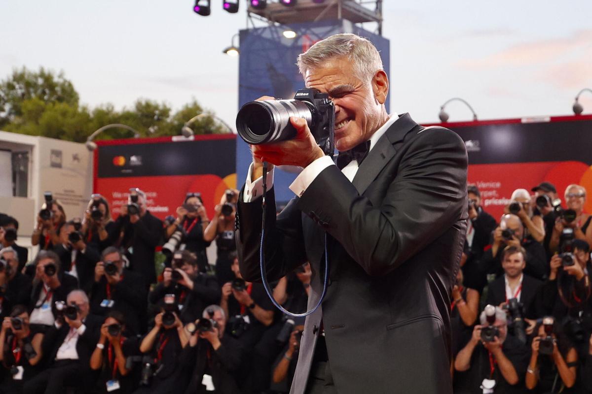 George Clooney saca una foto a los fotógrafos en la ceremonia de inauguración de la 83.ª edición del Festival Internacional de Cine de Venecia