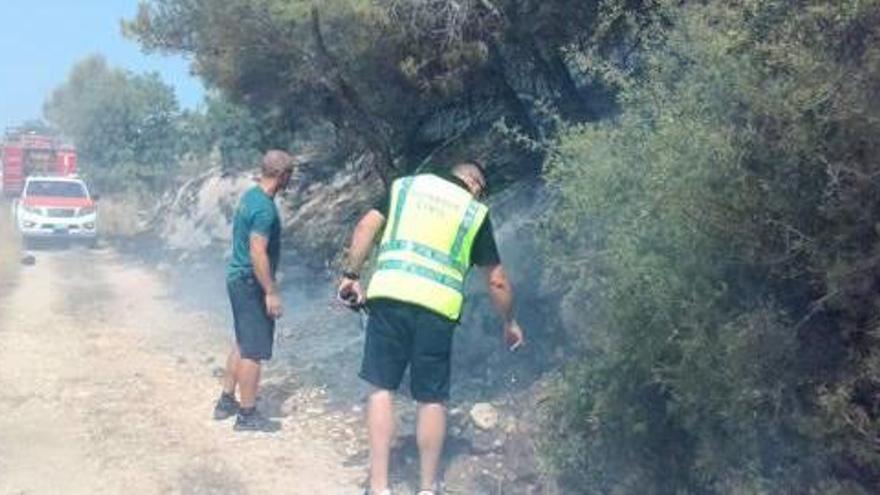 Las brigadas sofocan las llamas en el Montgó, en Xàbia, donde 500 m2 se vieron afectados.