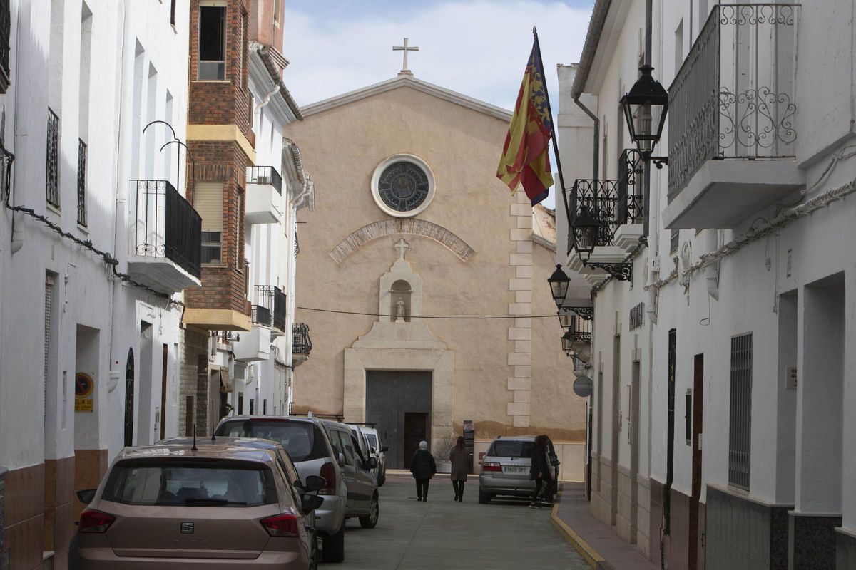 Céntrica calle de Bicorp, con la iglesia al fondo.