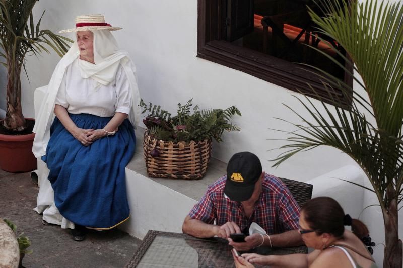 Ofrenda floral en honor a San Benito en el día que se hubiera celebrado la romería. Los balcones estarán engalanados. 12/07/20  | 12/07/2020 | Fotógrafo: María Pisaca Gámez