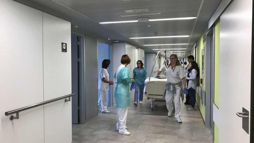 Traslado de pacientes al nuevo edificio hospitalario, realizado ayer por la tarde. // Brais Lorenzo