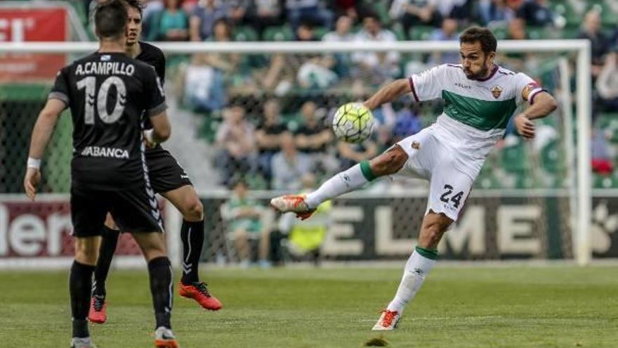 Lolo se dispone a golpear el balón durante un partido con el Elche de esta temporada.