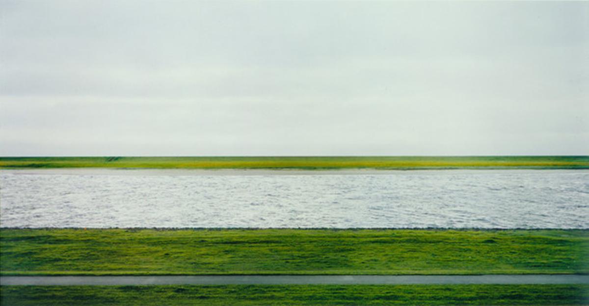 1. De Andreas Gursky vale 3,2 millones. ’Rhein II’ es la segunda foto, en tamaño, de una serie de seis, de 1999, sobre el río Rin a su paso por Alemania. Su autor reconoce abiertamente que es una imagen muy retocada, en la que eliminó los objetos que le estorbaban. En realidad, el alemán Gursky pinta sus fotografías como si fueran un cuadro.