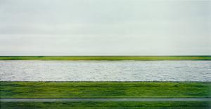 1. D’Andreas Gursky, val 3,2 milions. ’Rhein II’ és la segona foto, en mides, d’una sèrie de sis, del 1999, sobre el riu Rin al passar per Alemanya. El seu autor reconeix obertament que és una imatge molt retocada, en què va eliminar els objectes que li feien nosa. En realitat, l’alemany Gursky pinta les seves fotografies com si fossin un quadro.