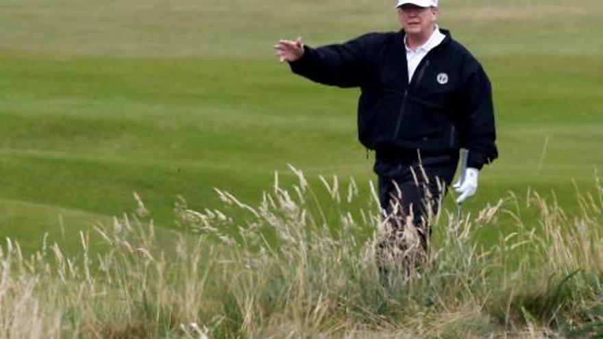 Donald Trump, jugant a golf a Escòcia.