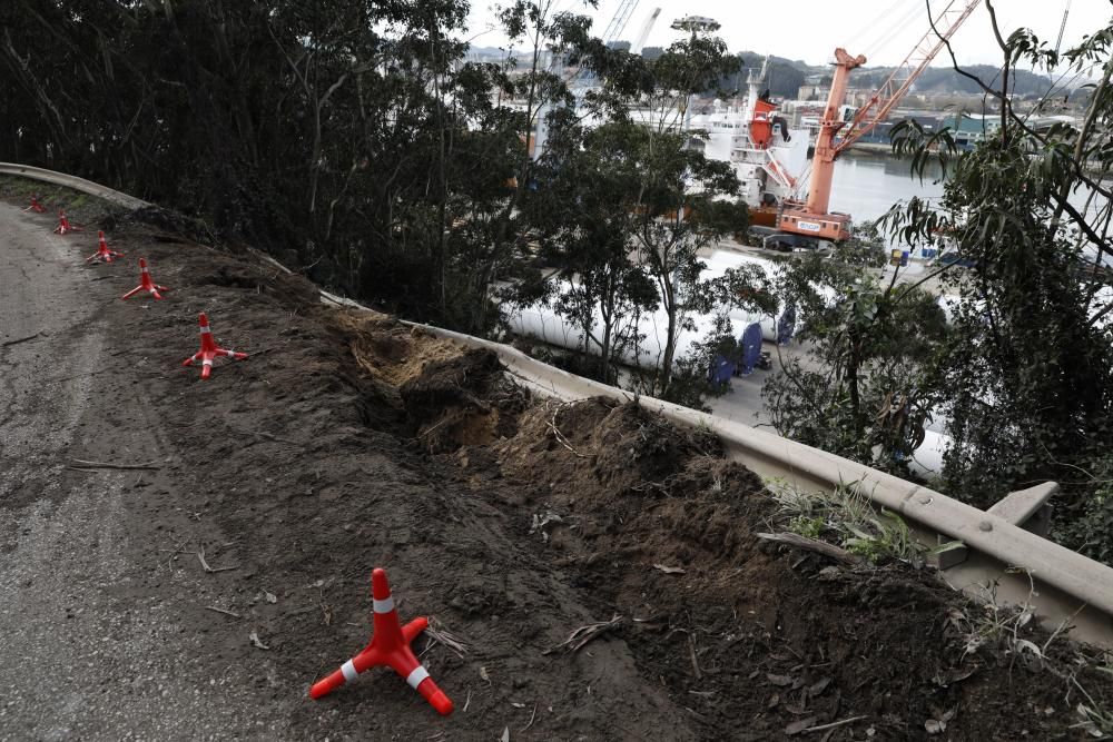 Un camión cae por una ladera de la ría de Avilés