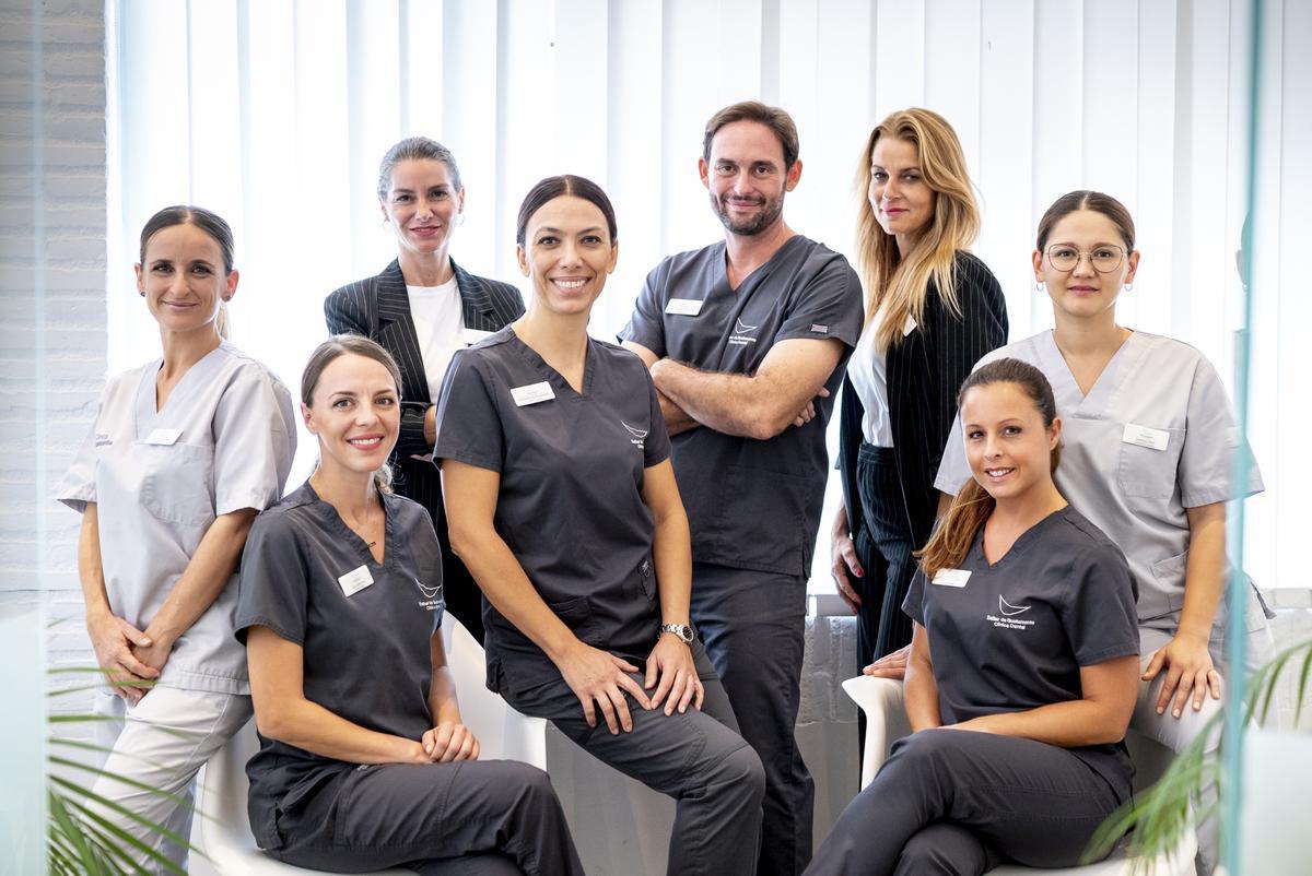 El equipo de la Clínica Dental Dra. Esther de Bustamante garantiza los mejores resultados en salud y estética dental en Ibiza.