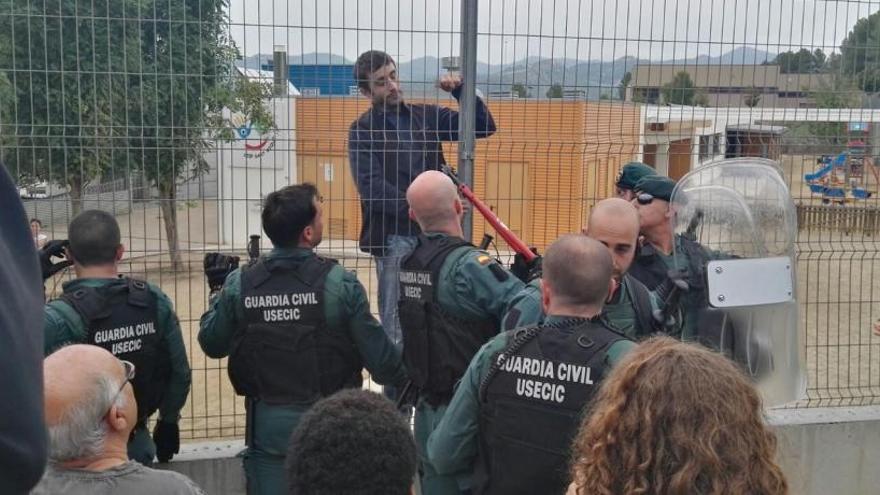 Agents de la Guàrdia Civil intentant accedir a l&#039;escola de Castellgalí