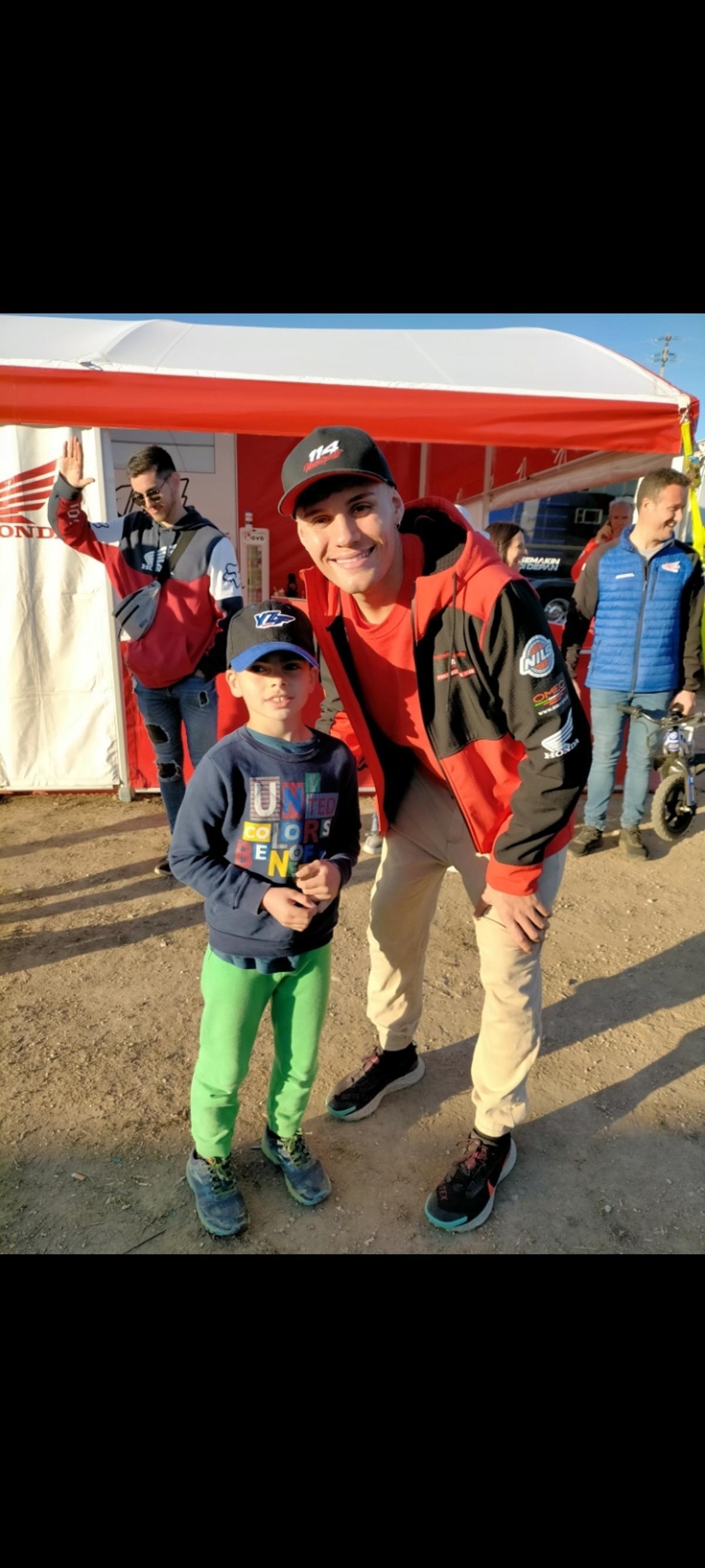 Leo, con su ídolo Rubén Fernández.
