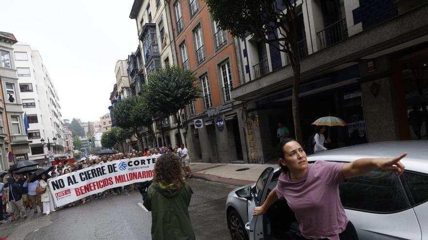 VÍDEO: Concentración de los trabajadores de Corteva ante la sede del SASEC en Oviedo