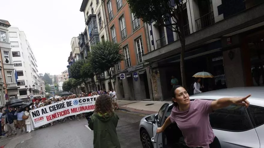 VÍDEO: Concentración de los trabajadores de Corteva ante la sede del SASEC en Oviedo