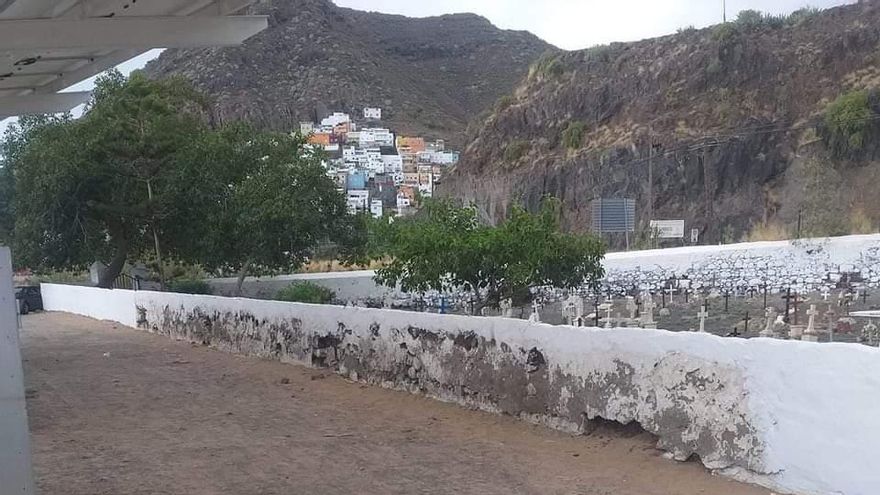 El Pescador exige reparar el muro del cementerio afectado por las obras de los paneles solares