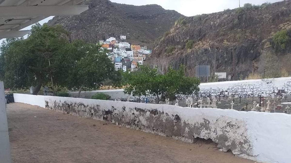 Estado que presenta el muro de cerramiento del cementerio de San Andrés.