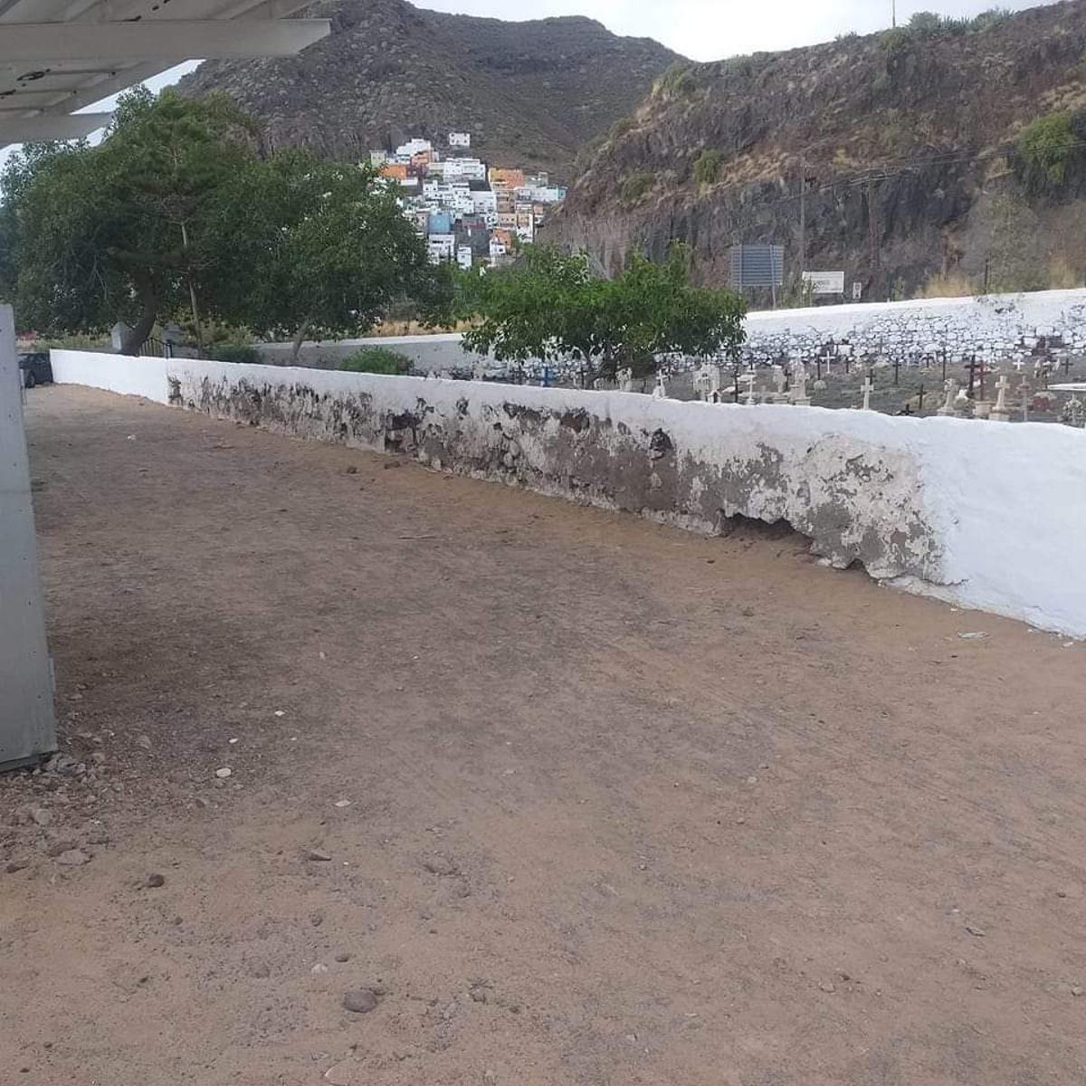 Estado que presenta el muro de cerramiento del cementerio de San Andrés.