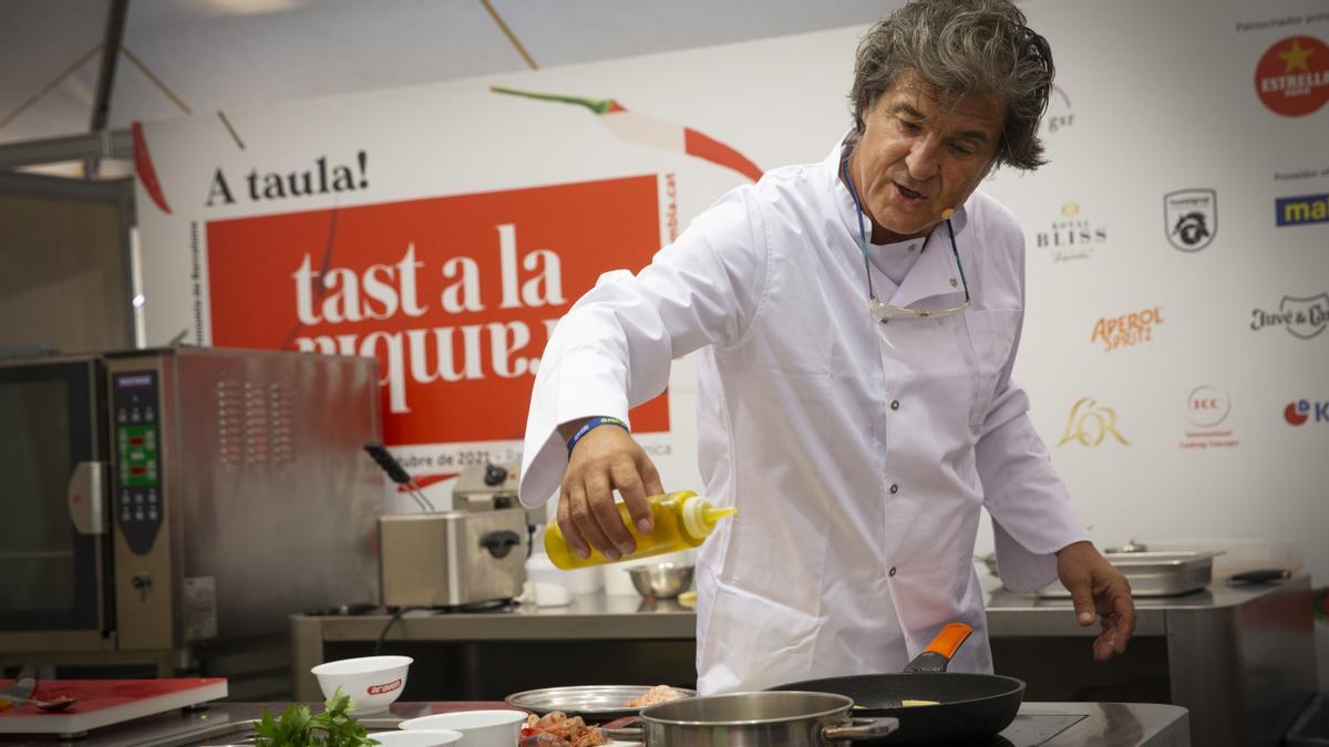 Carles Abellan prepara un 'suquet' de gambas en el Aula de Tast del Tast a la Rambla