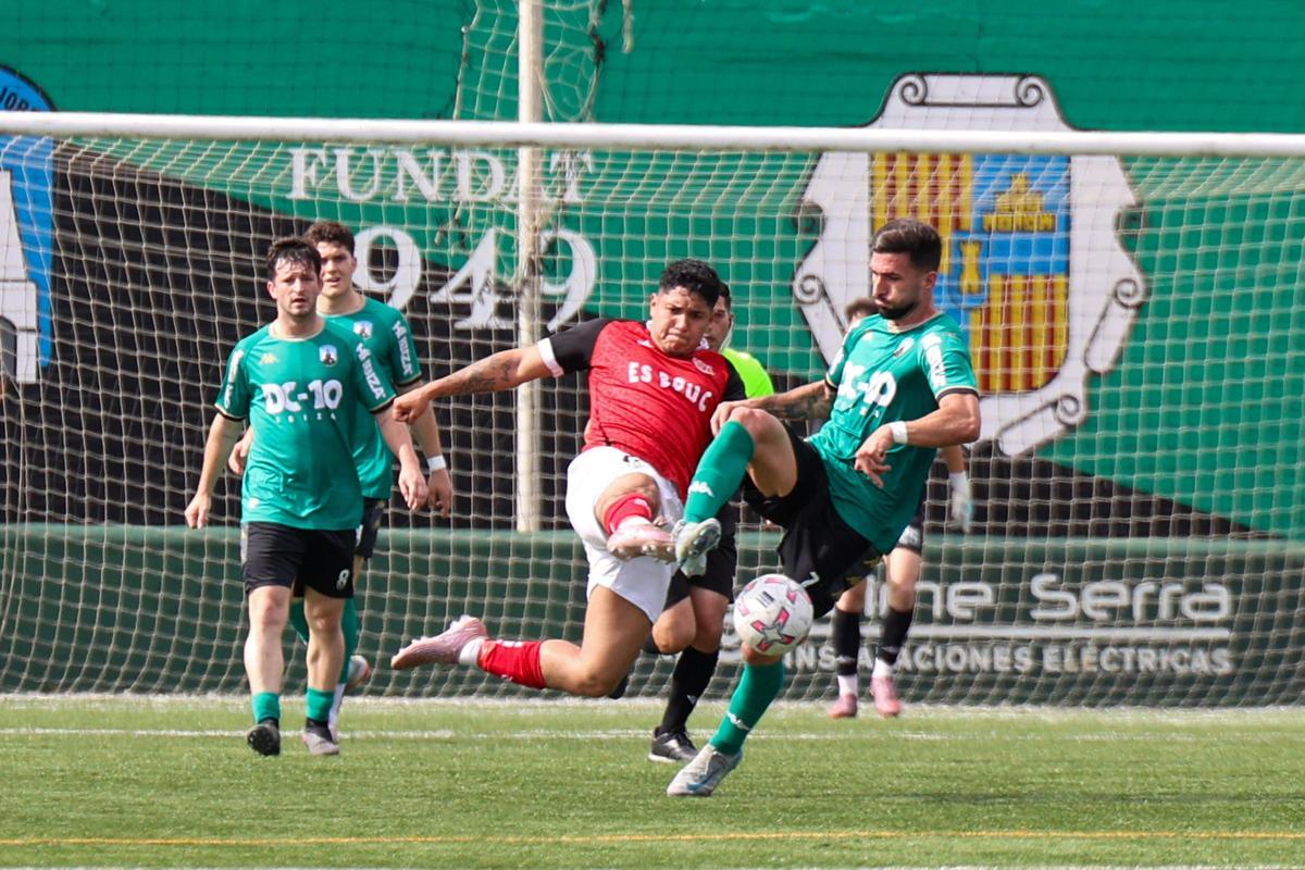 Imágenes de la derrota de la PE Sant Jordi por 1-2 ante el CD Migjorn