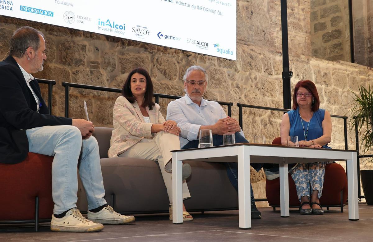 De izquierda a derecha, el redactor de INFORMACIÓN Miguel Vilaplana; la representante de Xarxa FP Magui Candela; el subdirector del Campus de Alcoy de la UPV Vicente J. Seguí; y la presidenta de la Cámara de Comercio de Alcoy, Lucía Pascual