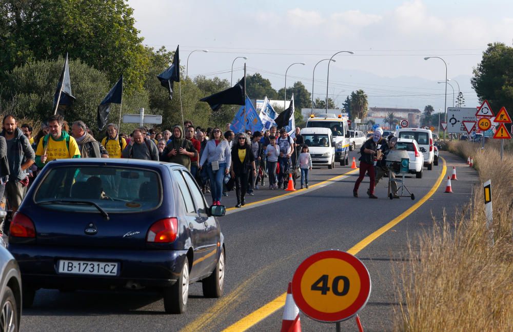 Unas 300 personas marchan contra  la autopista entre Campos y Llucmajor