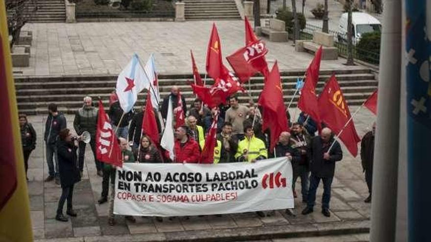 Concentración de trabajadores de la empresa de O Carballiño. // B.L.