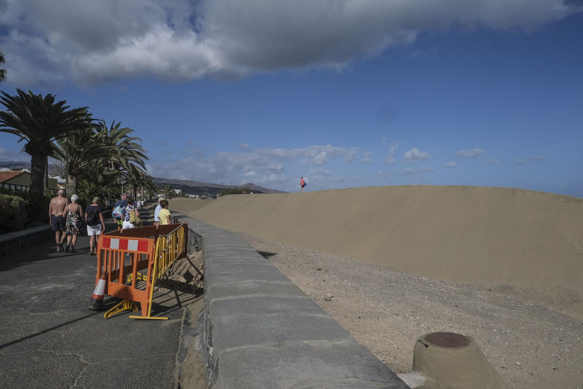 Las dunas de Maspalomas 'se comen' el paseo de Playa del Inglés