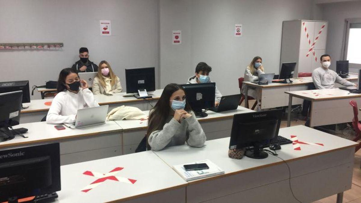 Estudiantes del Colegio Montessori reciben consejos para el mercado laboral