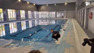 El chapuzón de la nueva piscina de Xàbia: 30 duchas y de todas se sale el agua, y posible riesgo sanitario