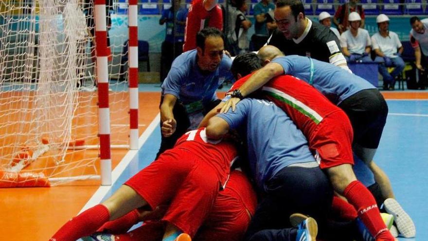 Los jugadores de Irán celebran su victoria ante Brasil.