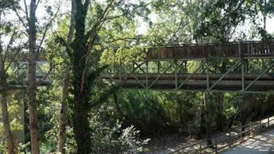 El pont de fusta sobre la Muga s&#039;està rehabilitant.