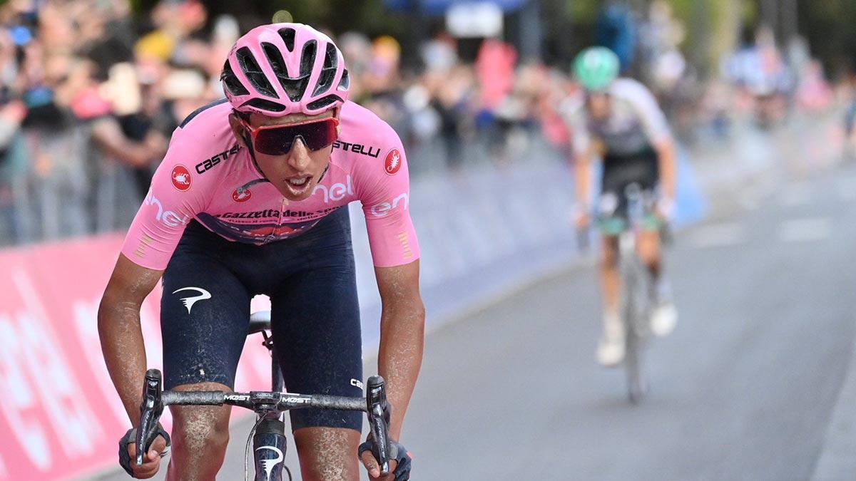 Bernal sigue como líder del Giro 2021