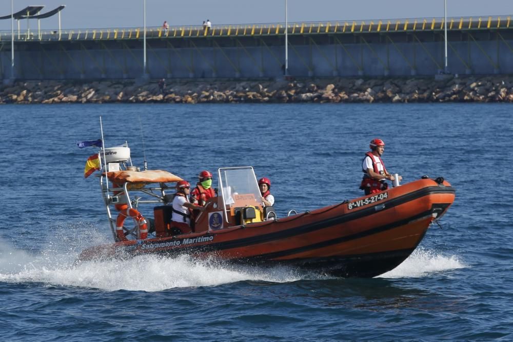 Guardia Civil, Cruz Roja y Salvamento Marítimo han puesto en marcha el protocolo para recepcionar a 24 personas rescatadas en el mar y que ocupaban una patera. 20 hombres y cuatro mujeres