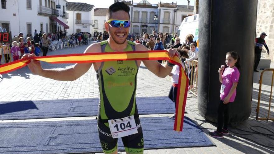 Antonio Juliá y Noelia Castillo vencen en la carrera nocturna de Pedroche