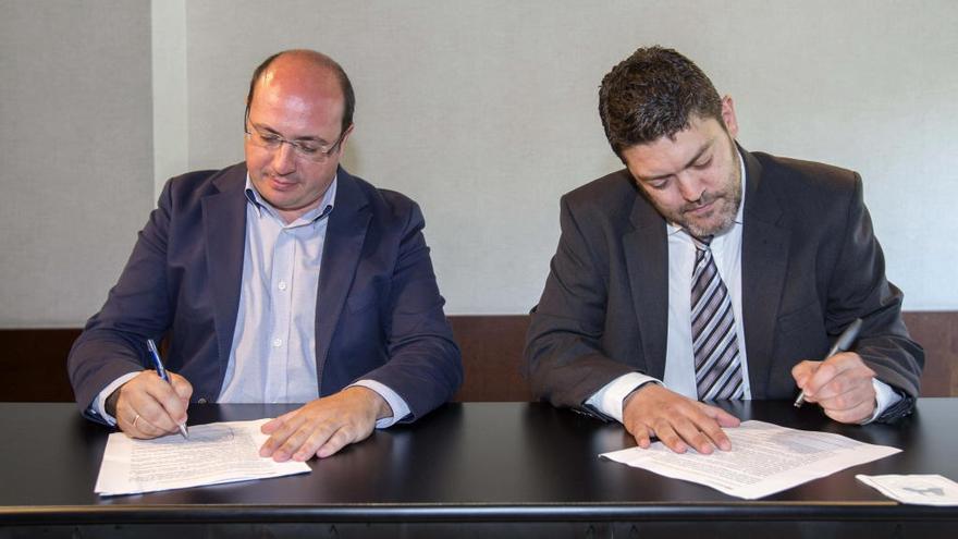 Pedro Antonio Sánchez (PP) y Miguel Sánchez (Ciudadanos) durante la firma del acuerdo de investidura, en junio de 2015.