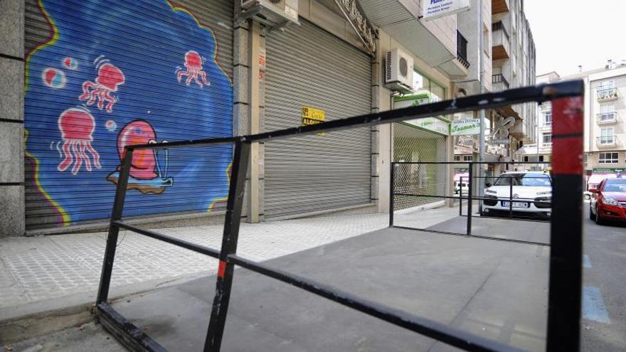 Una terraza de la calle B, con la madera deteriorada tanto en el suelo como en los barrotes. |  // BERNABÉ/J. LALÍN