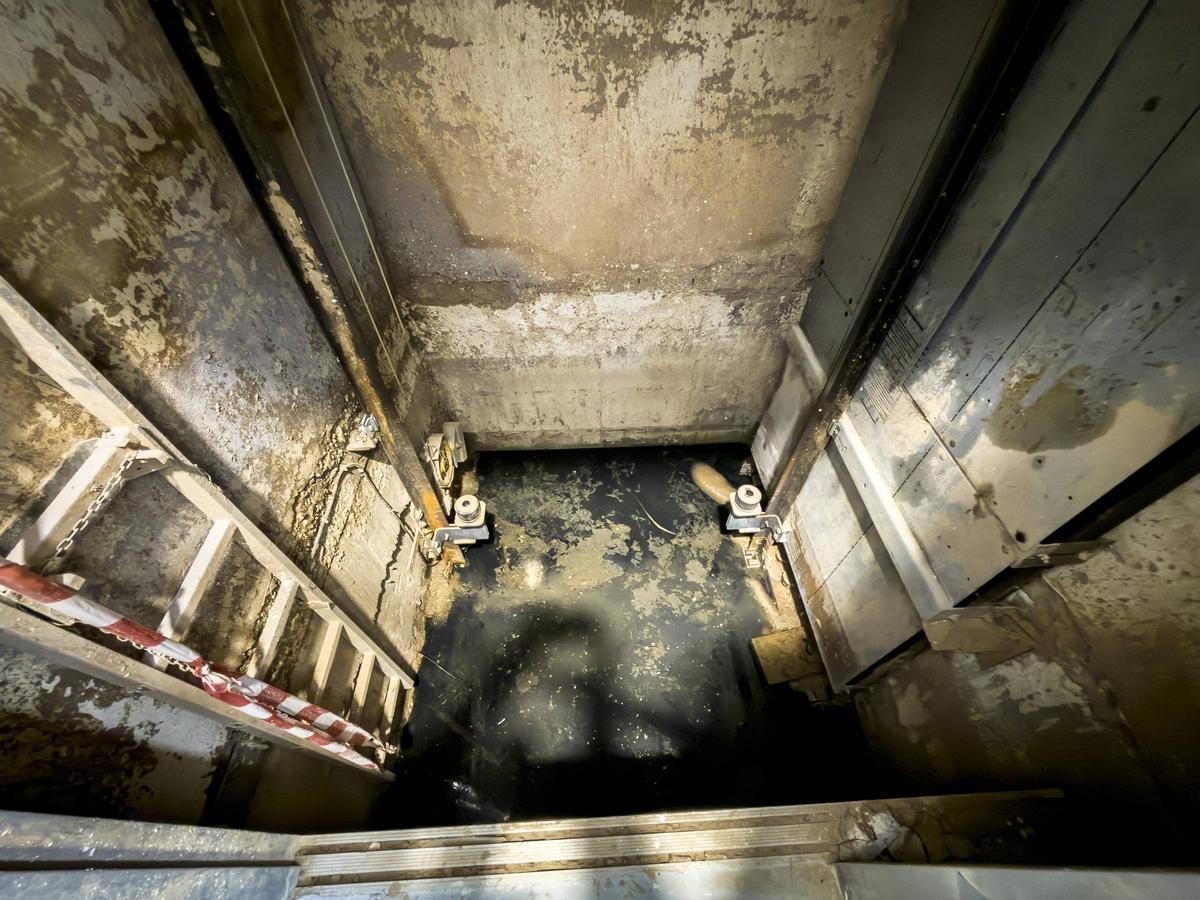 El foso del montacargas con agua en el mercado de Paiporta