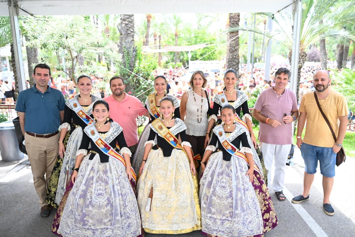 Las reinas y damas junto con miembros del Patronato del Misteri d'Elx