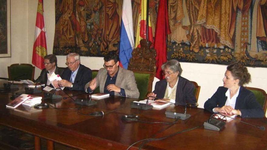 De izquierda a derecha, Ayuso, Chernosbitov, Tomás del Bien, Juan Manuel Calvo y Sara Pérez. Foto