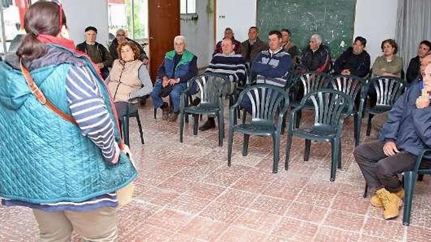 García, de Stragal, ayer con vecinos de Codeseda. // Bernabé / J.C. Asorey