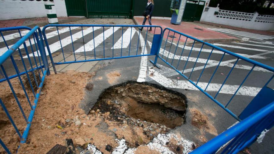 Un socavón deja un año sin entrada a los vecinos de una urbanización de la playa de San Juan