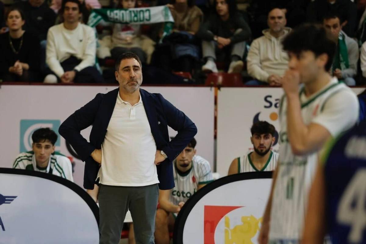 Gonzalo Rodríguez, técnico del Coto Córdoba, durante un encuentro.