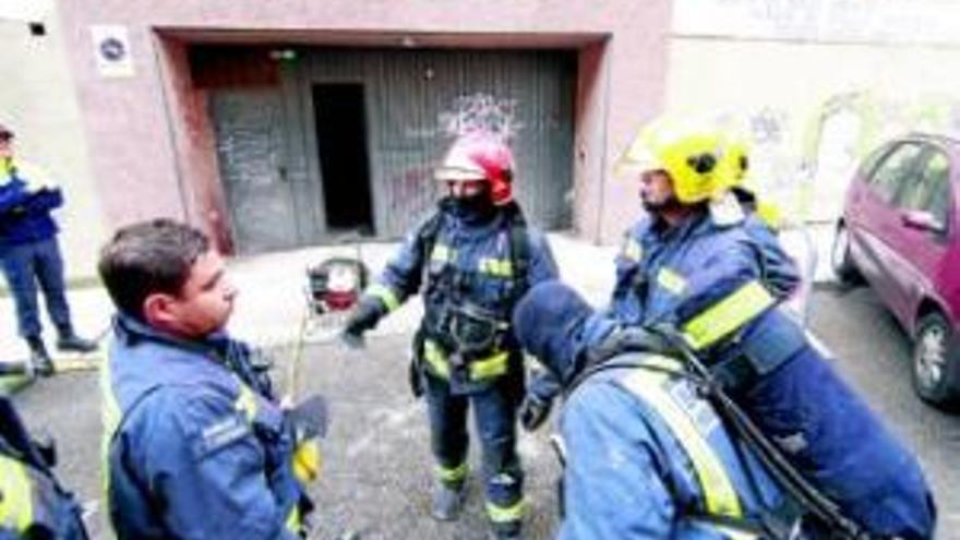 Aparatoso incendio en el garaje de un edificio en Virgen de la Montaña