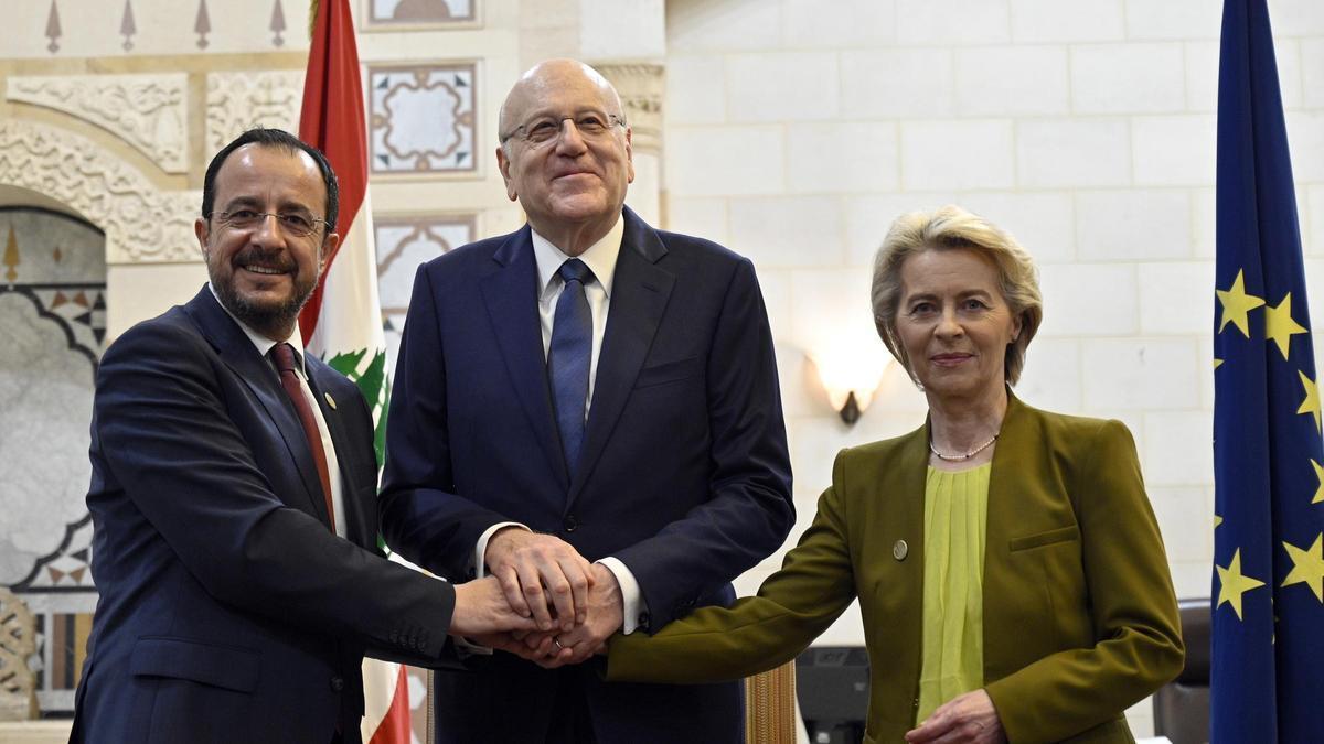 El presidente de Chipre, Nikos Christodoulides; el primer ministro del Líbano, Najib Mikati, y la presidenta de la Comisión Europea, Ursula von der Leyen, este jueves en Beirut.