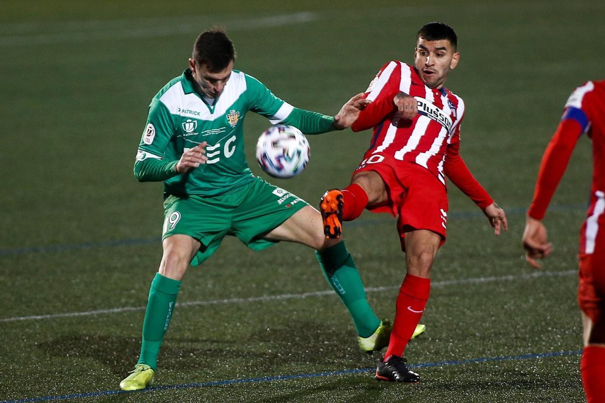 El delantero del Atlético de Madrid de Madrid, Ángel Correa, lucha con el defensa de UE Cornellá, Borja García, durante la eliminatoria de Copa del Rey, 2021.