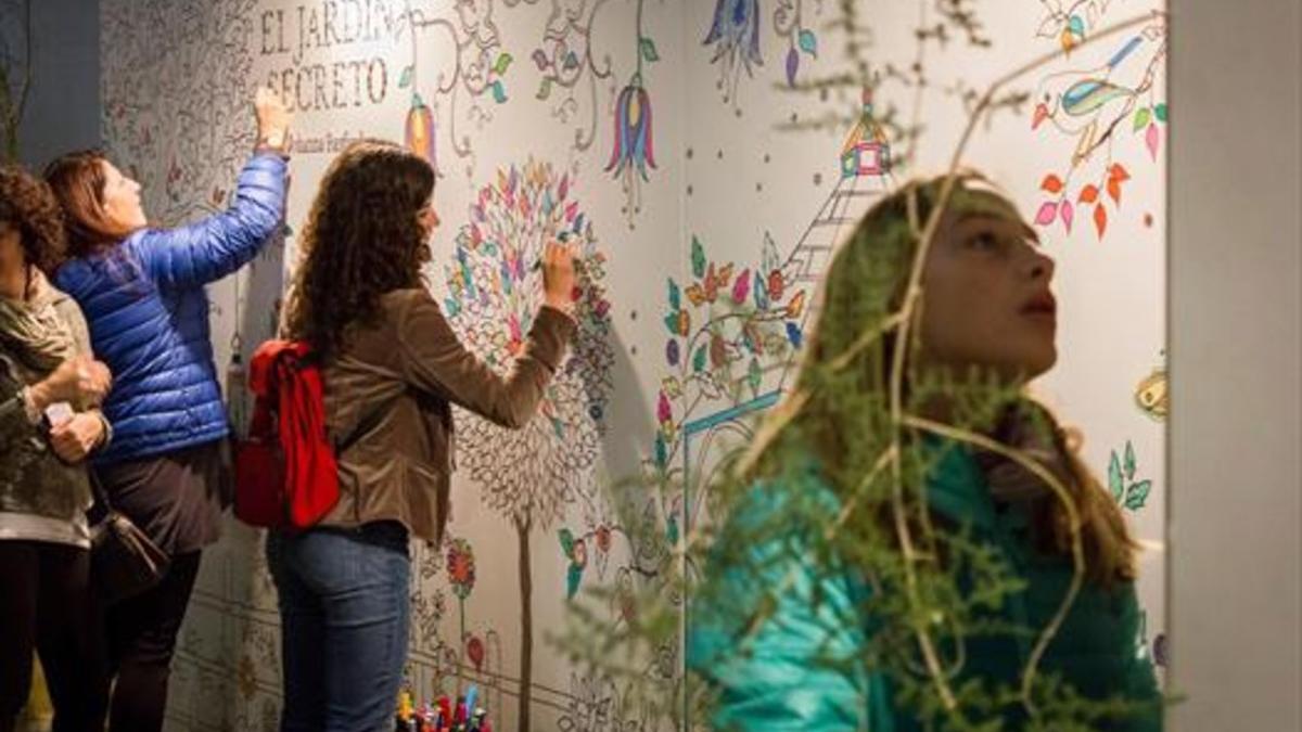 Asistentes pintan un mural de mandalas, en la edición del 2016.