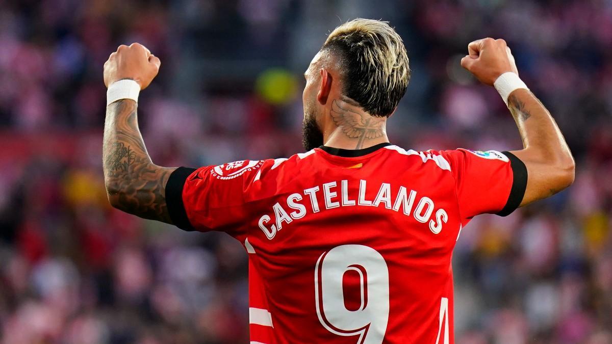 'Taty' Castellanos celebra un gol con la grada