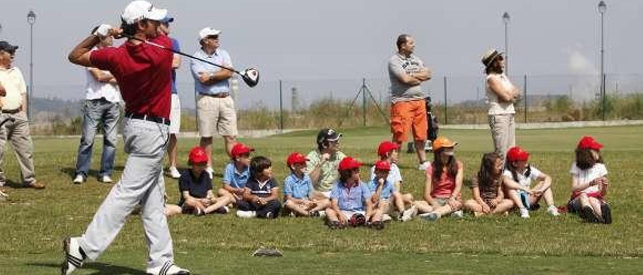 Un jugador de golf realiza un tiro de larga distancia durante la época en la que el campo de Los Balagares tuvo actividad.