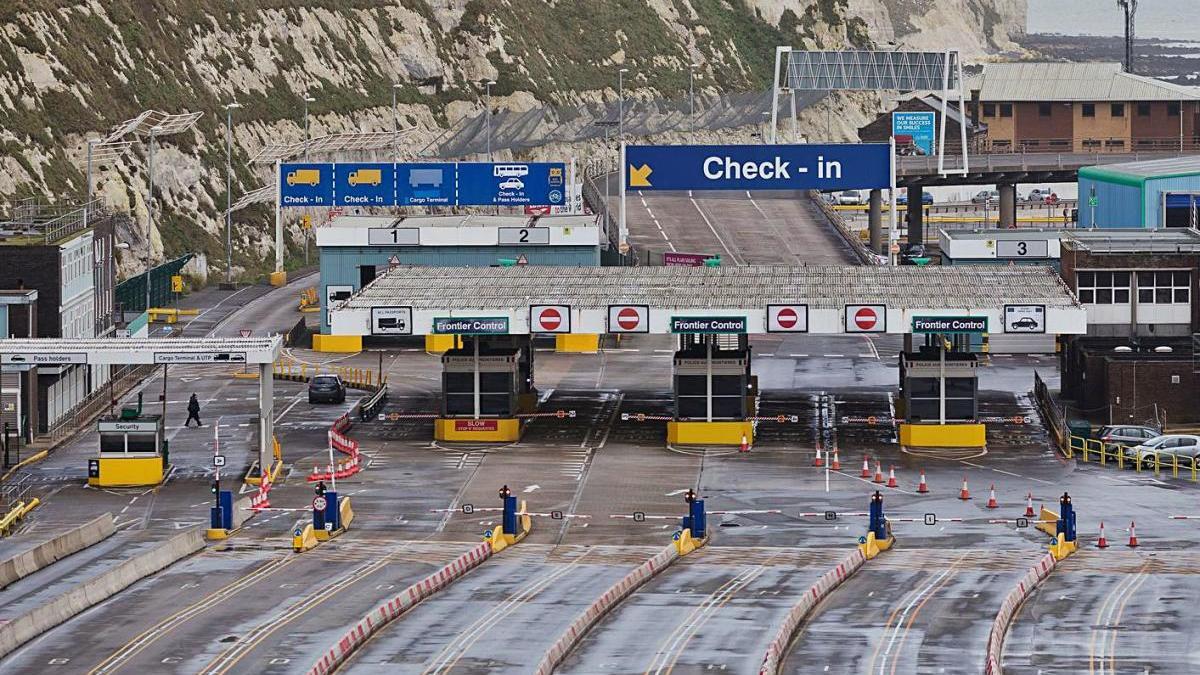 Entrada al port de Dover buida pel bloqueig de les comunicacions.