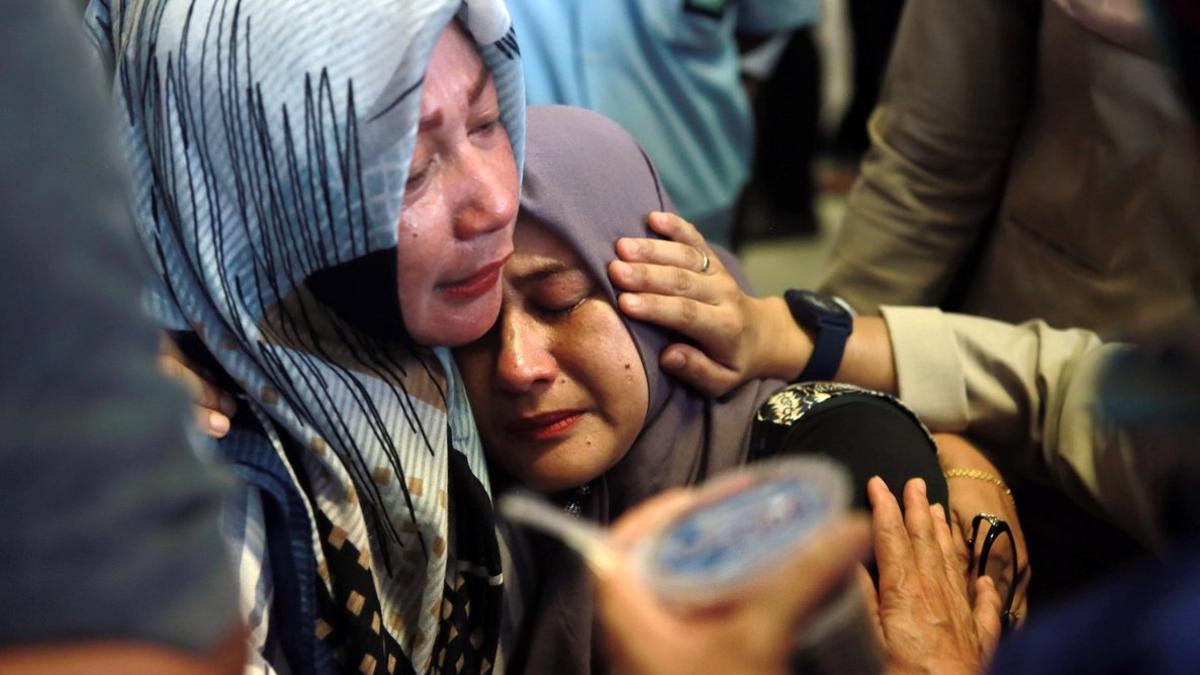 Familiares de los pasajeros del avión que se ha estrellado en Indonesia.