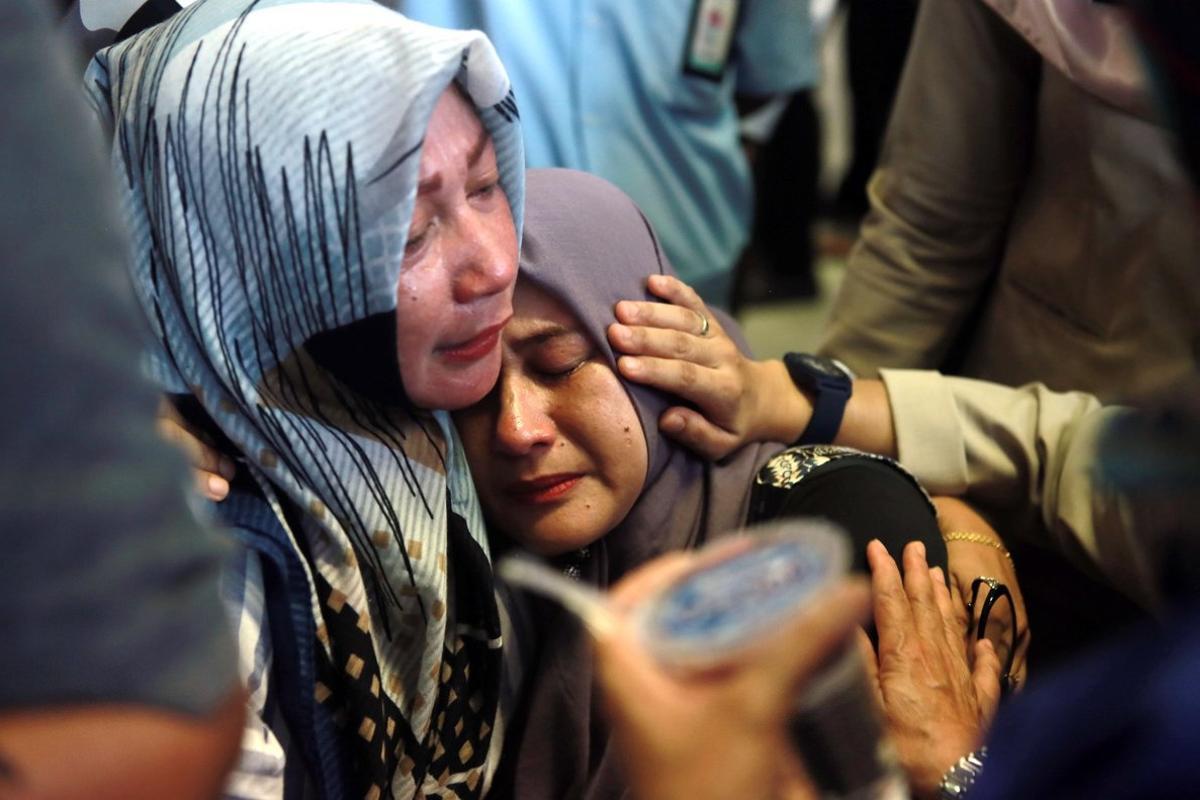 PAN01. Pangkal Pinang (Indonesia), 29/10/2018.- Indonesian relatives of the plane crash victims cry as they wait for the news at the airport in Pangkal Pinang, Indonesia, 29 October 2018. According to media reports on 29 October 2018, Lion Air flight JT-610 lost contact with air traffic controllers soon after takeoff then crashed into the sea. The flight was en route to Pangkal Pinang, and reportedly had 189 people onboard. EFE/EPA/HADI SUTRISNO