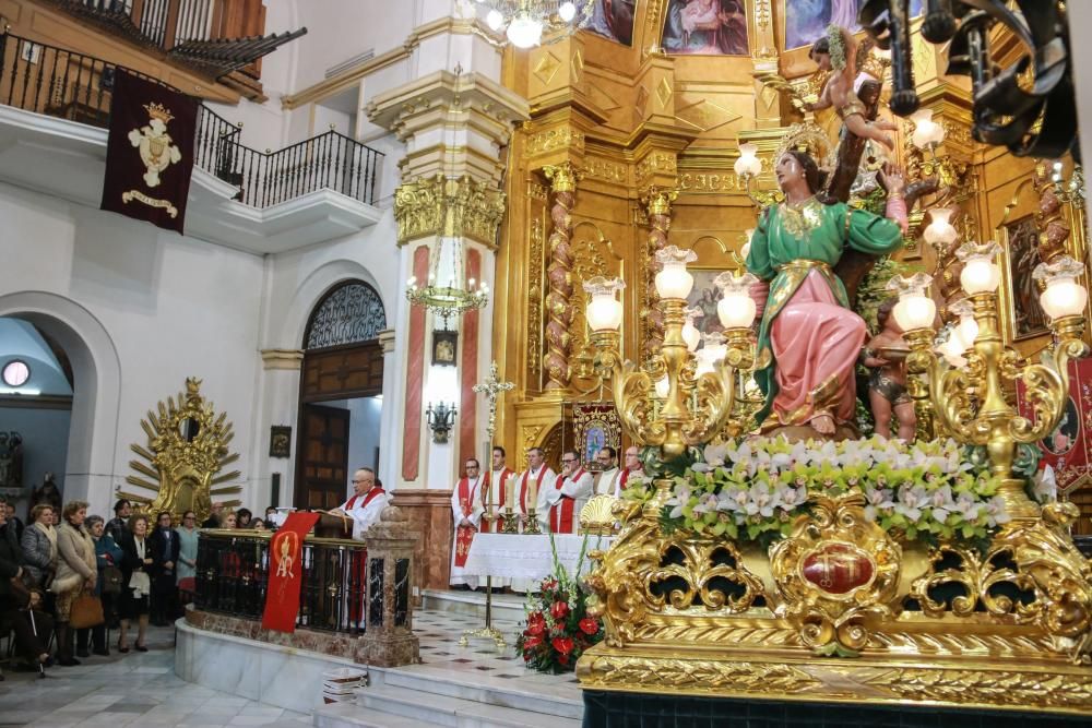 Miles de fieles han acompañado la imagen de Santa Águeda hasta su ermita en un camino jalonado por puestos de dulces