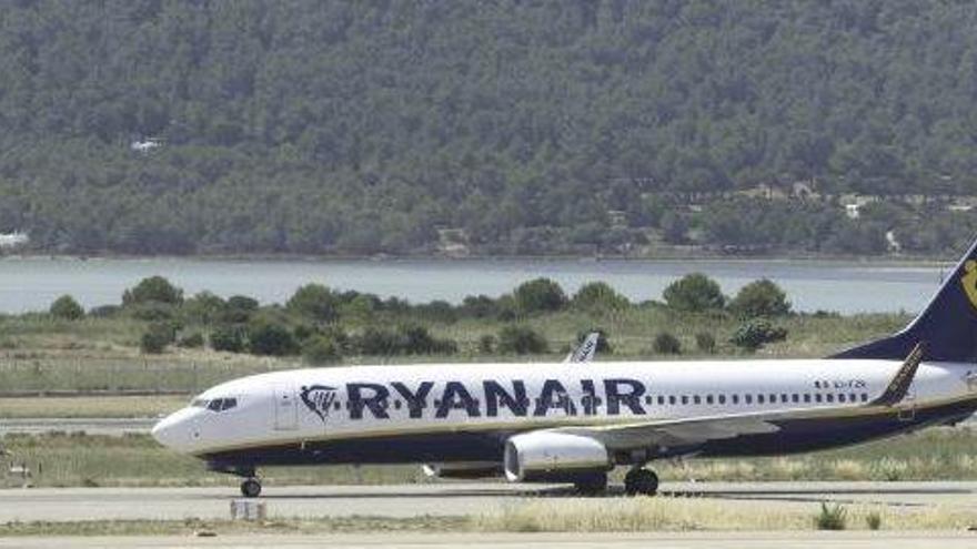 Un avión de Ryanair en el aeropuerto de Ibiza.